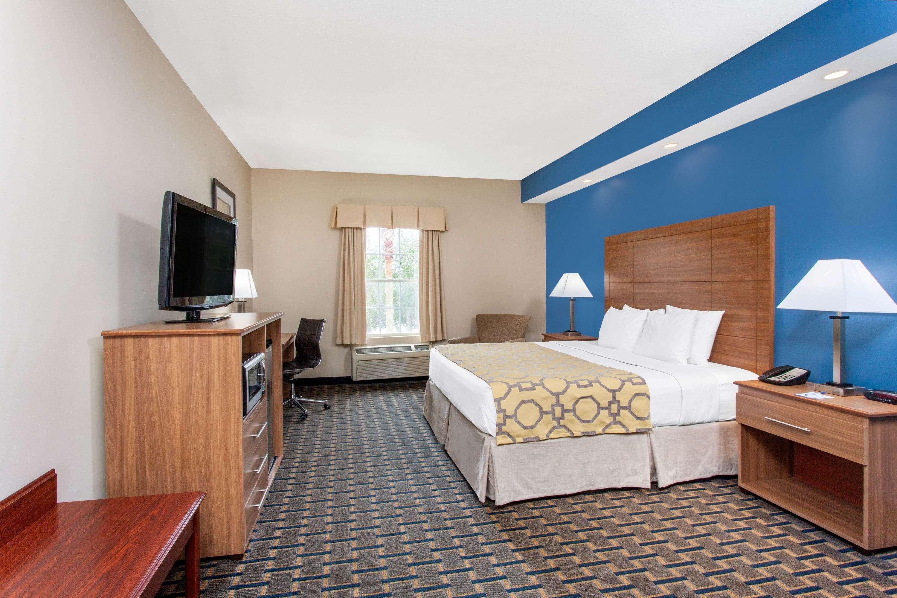Baymont By Wyndham Jacksonville/Butler Blvd Exterior photo